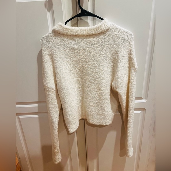 Abercrombie and Fitch Cozy Ivory Sweater, EUC size XS - Picture 3 of 3